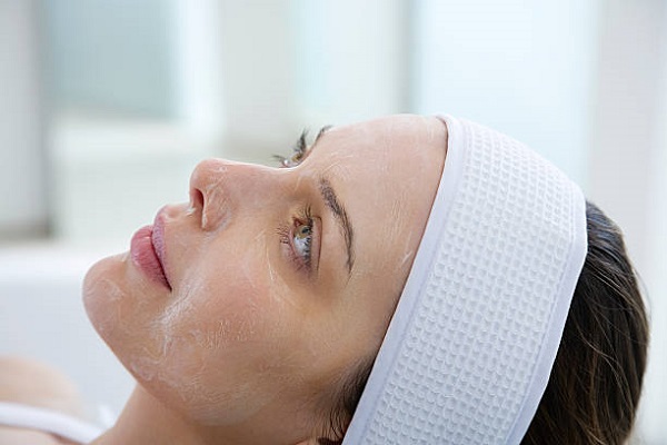 applying salisylic acid during chemical peel treatment