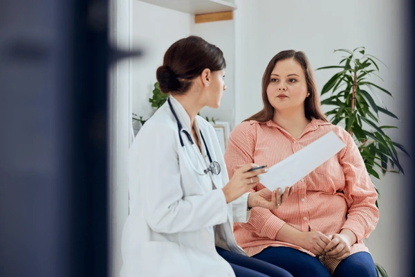 Doctor consulting a patient during preparation for Evolve fat reduction treatment, discussing goals and expectations