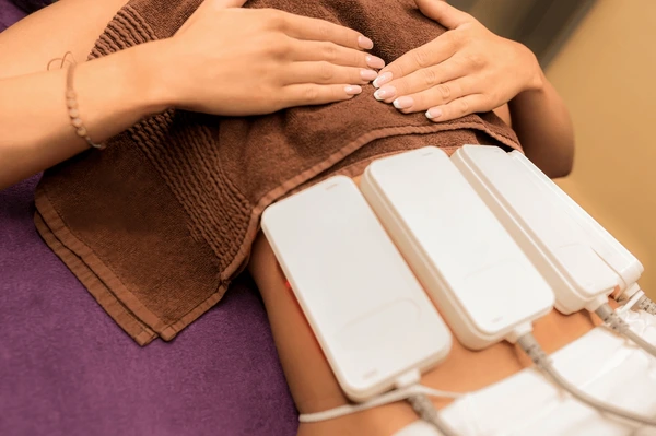 Patient undergoing a similar non-invasive procedure to Evolve fat reduction, focusing on body contouring and fat removal